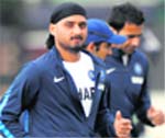 Harbhajan Singh (L) with Gautam Gambhir (C) and Zaheer Khan warm up during a practice session in Wellington.