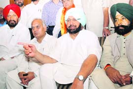 Former CM Amarinder Singh along with Congress leaders in Jalandhar on Friday. 