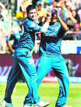 Pragyan Ojha (L) of Deccan Chargers celebrates the wicket of MS Dhoni.