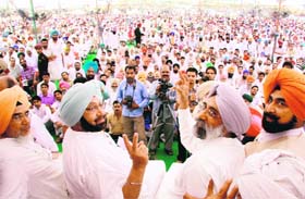 Former Chief Minister Amarinder Singh shows a victory sign at a rally at Mahuana, near Lambi, in Muktsar