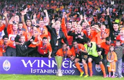 Shaktar Donetsk players celebrate after winning the UEFA Cup in Istanbul on Wednesday.