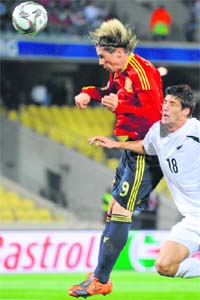 Spanish Fernando Torres (L) fights for the ball with New Zealand�s Andy Boyens in Rustenburg