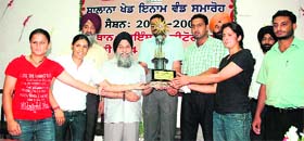 SKR College, Bhagomajra, girls receive their trophy from VC Jaspal Singh