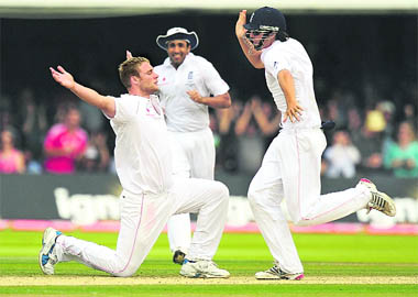 England�s Andrew Flintoff (L) celebrates after dismissing Australia�s Peter Siddle during the second Ashes Test at the Lord�s Cricket ground in London on Monday. 