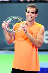 Pete Sampras is presented with a plate as the tournament honoree during the LA Tennis Open at Los Angeles Tennis Center