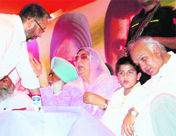 Congress leaders Rajinder Kaur Bhattal and Mohinder Singh Kaypee (right) at a rally on the occasion of Rakhar Puniya at Baba Bakala. 