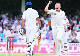 Australian bowler Peter Siddle (R) celebrates the wicket of England�s Alastair Cook on the first day of the fifth and final Ashes Test on Thursday.