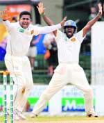 Rangana Herath (L) appeals for the wicket of Jesse Ryder 