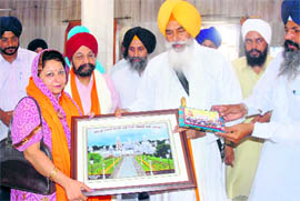 Jathedar of Takht Damdama Sahib Balwant Singh Nandgarh presents a picture of Takht to chairman of the Railway Board SS Khurana at Talwandi Sabo on Sunday.