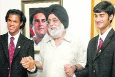 Sports Minister MS Gill (C) with Somdev Devvarman (L) and Yuki Bhambri in New Delhi on Tuesday.