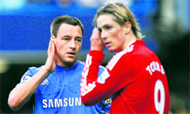 Chelsea�s John Terry (L) keeps his eye on Liverpool�s Fernando Torres during their match at Stamford Bridge in London on Sunday.