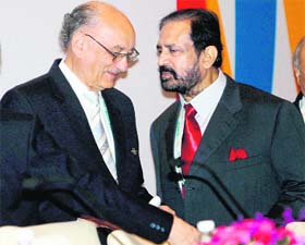 Lend me your your year: IOA president Suresh Kalmadi (R) speaks to CGF president Mike Fennell in New Delhi