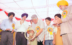 Film actor Om Puri inaugurates the old students� meet organised by Khalsa College, Patiala