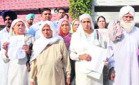 Members of the families of police martyrs express their resentment over their not being permitted to meet Deputy Chief Minister Sukhbir Singh Badal in Jalandhar