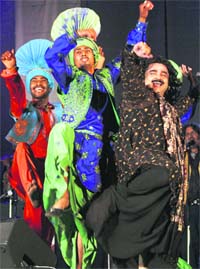 Pakistani folk artiste Aarif Lohar (in black clothes) takes part in the India-Pakistan Saanjh festival in Amritsar