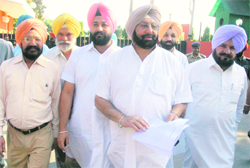 Former Chief Minister Amarinder Singh goes to submit a memorandum to the Punjab Governor along with party legislators in Chandigarh