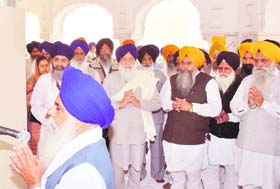 SGPC President Avtar Singh along with leaders of various Akali factions performs ardas following the akhand path of Guru Granth Sahib at Gurdwara Jhanda-Bunga inside the Golden Temple complex