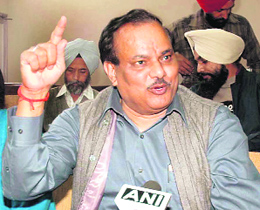 Dr MD Tiwari, president, Association of Indian Universities, talks to mediapersons at Guru Nanak Dev University, Amritsar, on Wednesday.