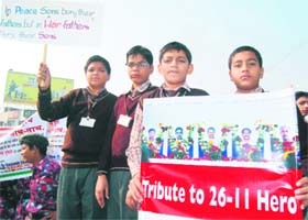 Children pay tributes to the martyrs of the 26/11 Mumbai attack in Amritsar