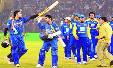 B�day Boy Shines: Yuvraj Singh (L) slammed 60 off 25 balls to take India to a six-wicket win in the 2nd T20 against Sri Lanka in Mohali on Saturday.