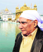 Bollywood director and producer Yash Chopra pays obeisance at the Golden Temple in Amritsar on Sunday. Photo: Vishal Kumar