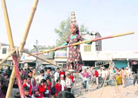 A pilgrim plays iktara on the banks of Brahmasarovar in Kurukshetra.