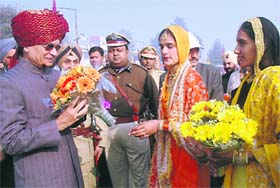 Governor Shivraj Patil is welcomed at the venue of the state-level Republic Day function at Fatehgarh Sahib