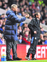 Arsenal�s manager Arsene Wenger (L) gestures next to Aston Villa�s Manager Martin O�Neill during their EPL match in Birmingham on Wednesday.