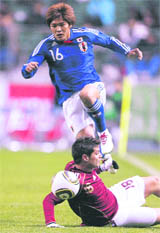 Japan�s Yoshito Okubo (top) tries to avoid colliding with Venezuela�s Giovanny Romero during their Kirin Cup match in Oita, southwestern Japan on Tuesday.