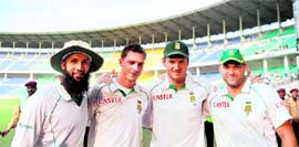 Hashim Amla, Dale Steyn, Graeme Smith and Jacques Kallis after winning the first Test against India in Nagpur on Tuesda