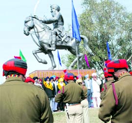 Police personnel and others pay tributes to Sham Singh Attariwala during a state-level function in Amritsar on Wednesday