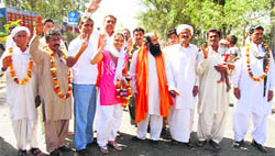 Members of a jatha of Hindu pilgrims from Pakistan who crossed over to India through the Attari-Wagah checkpost 