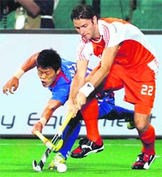 Netherlands� Rogier Hofman (R) fights for the ball with South Korea�s Nam Yong Lee in New Delhi on Tuesday.