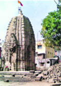 A view of Shiva Temple at Billawar, surrounded by houses.