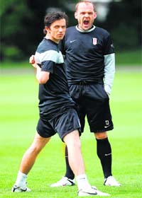 Fulham'�s Danny Murphy (R) and Simon Davies during a training session