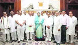A delegation of the Progressive Farmers� Forum submits a memorandum to President Pratibha Patil.