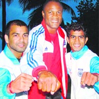 Indian boxer Jeetinder Kumar (L) and Akhil Kumar (R) with three-time Olympic champion F�lix Sav�n Fabre in Cuba.