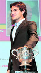 Roger Federer participates in the women�s draw of the French Open in Paris, two days ahead of the second Grand Slam of the season