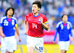 South Korea�s midfielder Park Ji-Sung (C) reacts after scoring his team's first goal against Japan during their international friendly at Saitama Stadium, in suburban Tokyo, on Monday