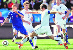 Slovakia�s midfielder Vladimir Weiss (L) vies with New Zealand�s defender Ryan Nelsen during the Group F first round match at Royal Bafokeng stadium in Rustenburg on Tuesday.