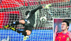 Honduras� goalkeeper Noel Valladares misses a goal from Spain�s striker David Villa; and (inset) Villa reacts after missing a penalty kick during their match in Johannesburg