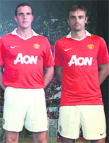 Manchester United�s John O�Shea and Dimitar Berbatov pose in the new Jersey during its debut at Niketown in Chicago, Illinois