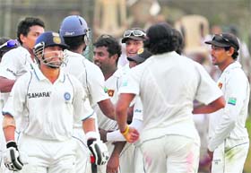 Muttiah Muralitharan (C) is congratulated by his teammates after dismissing Sachin in Galle