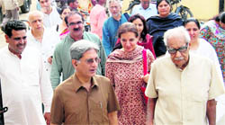 Veteran journalist Kuldip Nayar, Pakistani advocate Etzaz Hasan, Bollywood director Mahesh Bhatt and others arrive to participate in a seminar on India-Pakistan problems in Amritsar on Friday