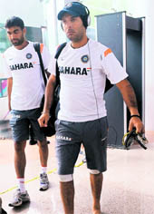 Yuvraj Singh (R) and Munaf Patel (L) leave the ground as rain suspends the team�s training session in Dambulla on Saturday