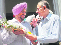 PPSC chairman Sanjit Kumar Sinha (R) with HS Grewal in Patiala 