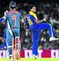 Sri Lanka's Suraj Randiv (R) celebrates taking the wicket of Indian captain MS Dhoni during the tri-series final in Dambulla on Saturday.