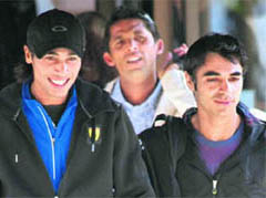Mohammad Aamir, (L) Mohammad Asif (Back C) and Salman Butt (R) leave the team hotel in Taunton on Wednesday. The trio were due to face questions from Pakistan Cricket Board (PCB) chairman Ijaz Butt and Wajid Shamsul Hasan, Pakistan�s high commissioner (ambassador) to Britain, in London on Wednesday but the meeting has been postponed.