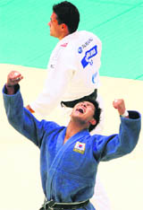 South Korea�s Kim Jae-bum (blue) celebrates his win over Brazil�s Leandro Guilheiro at the World Judo CHampionship in Tokyo