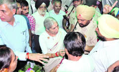 Congress leaders have an argument with Health Minister Laxmi Kanta Chawla at the School of Nursing in Jalandhar on Monday